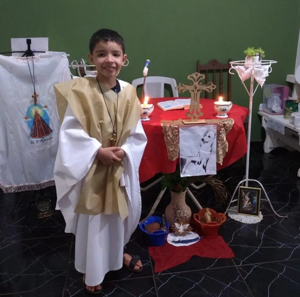 Menino de sete anos celebra missa para pets 