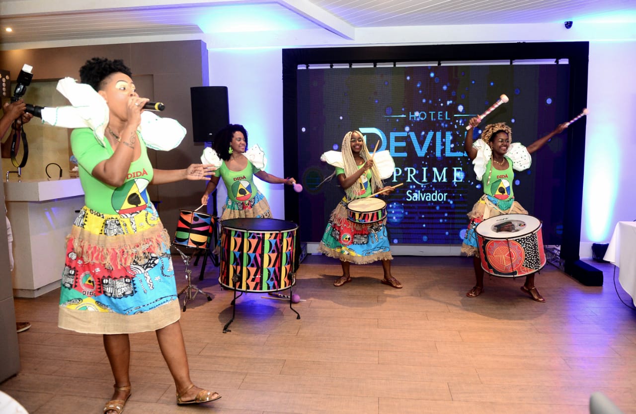 Banda Didá realiza breve apresentação no lançamento do Réveillon Celebrate, no hotel Deville Prime Salvador, em Itapuã