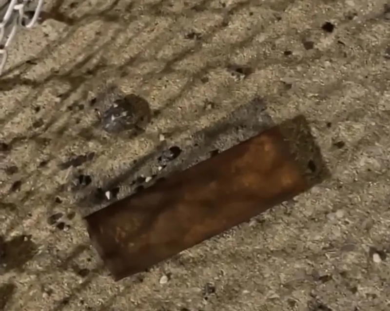Placa de metal foi encontrada no chão após decolagem de avião que soltou faíscas em Nova York. Foto: Reprodução/Instagram/@Variabl