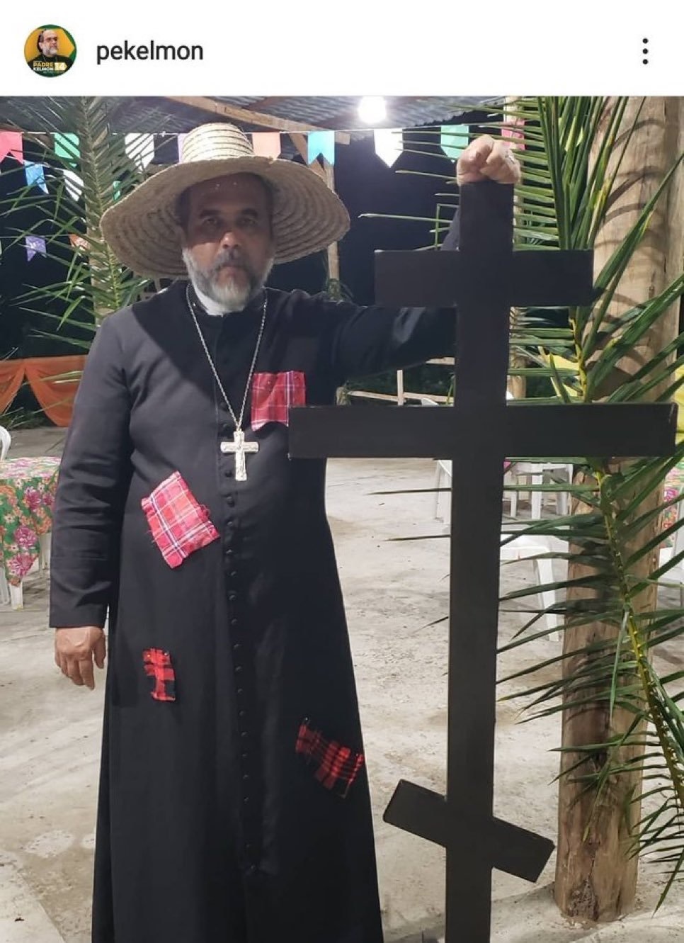 padre caracterizado de festa junina