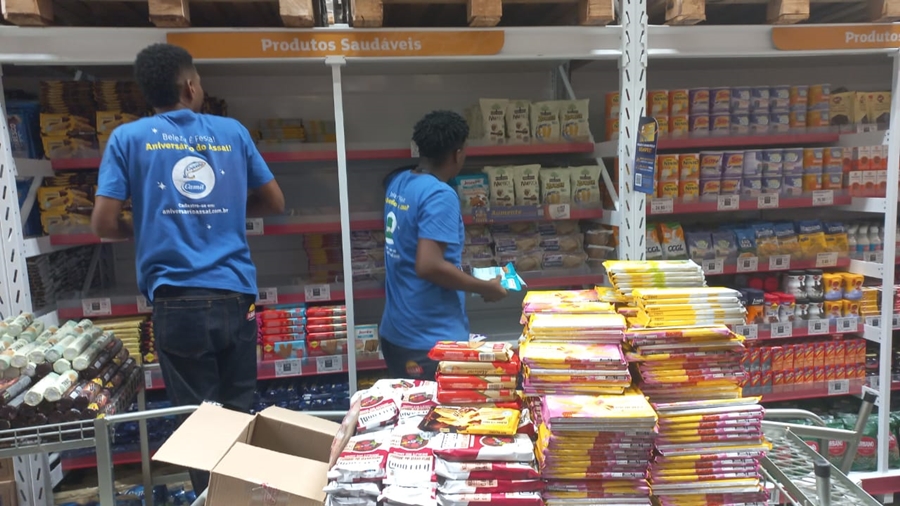 Rafael (a direita), que atua como repositor de mercadorias, tem a meta de conquistar cargos de liderança