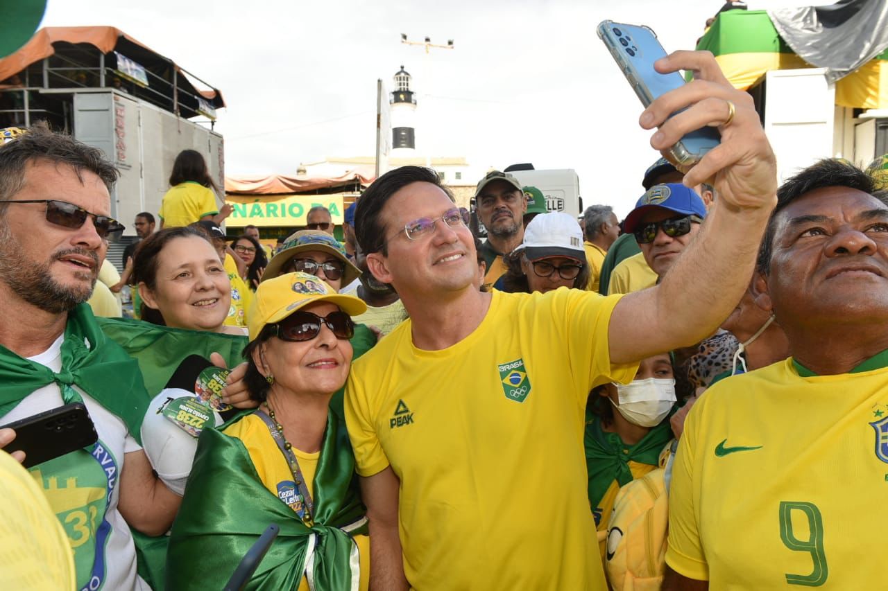 joão roma participa de ato bolsonarista em Salvador. Caminhada vai até o Cristo da Barra, saindo do Farol
