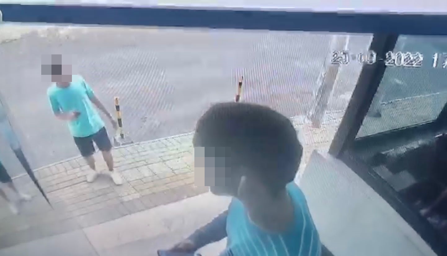 jovens são vistos em edíficio de Ondina