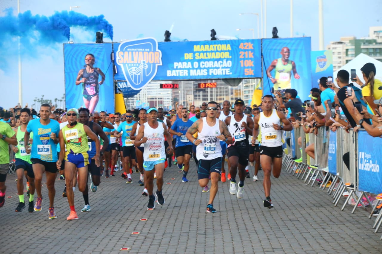 Centenas de baianos participam da Maratona Salvador; veja fotos