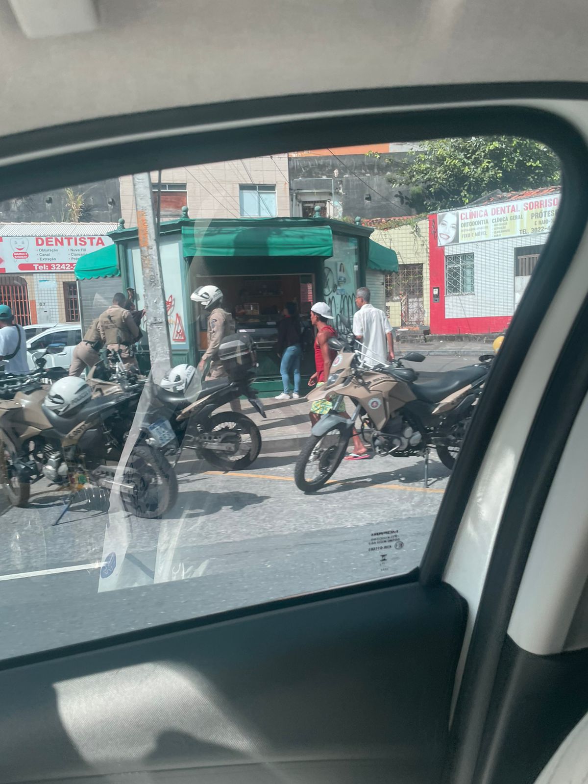 Imagens enviadas ao BNews mostram pelo menos um homem detido por agentes da Polícia Militar. Foto: Leitor BNews