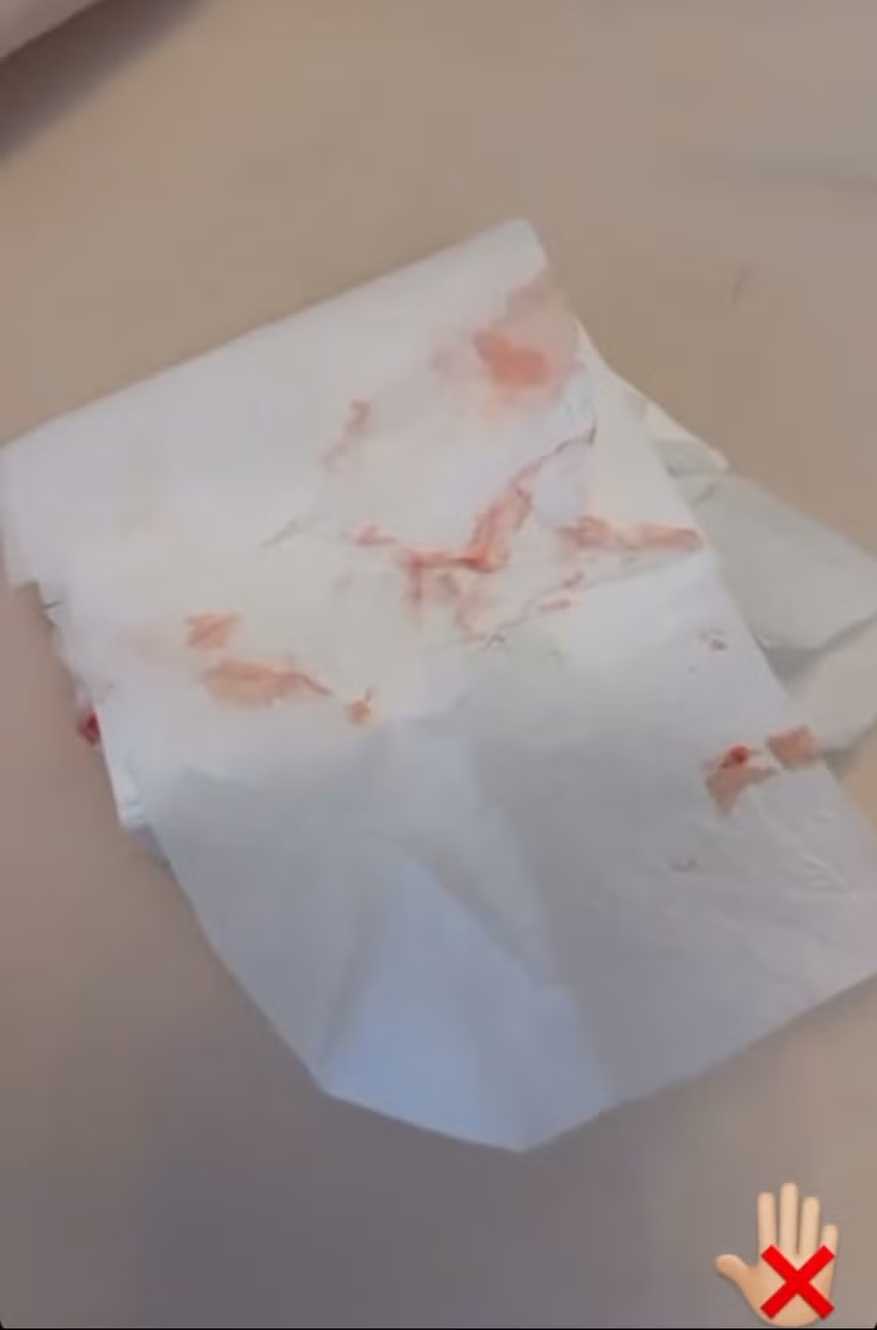 Vídeo da suposta vítima com papel com manchas de sangue