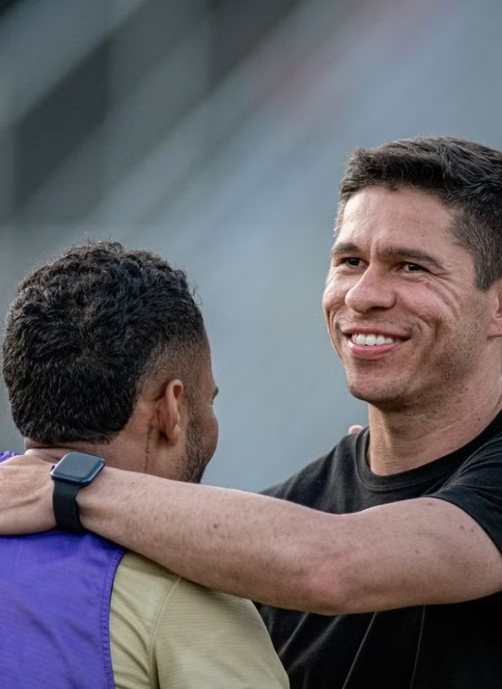 Osvaldo dando abraço em Everaldo