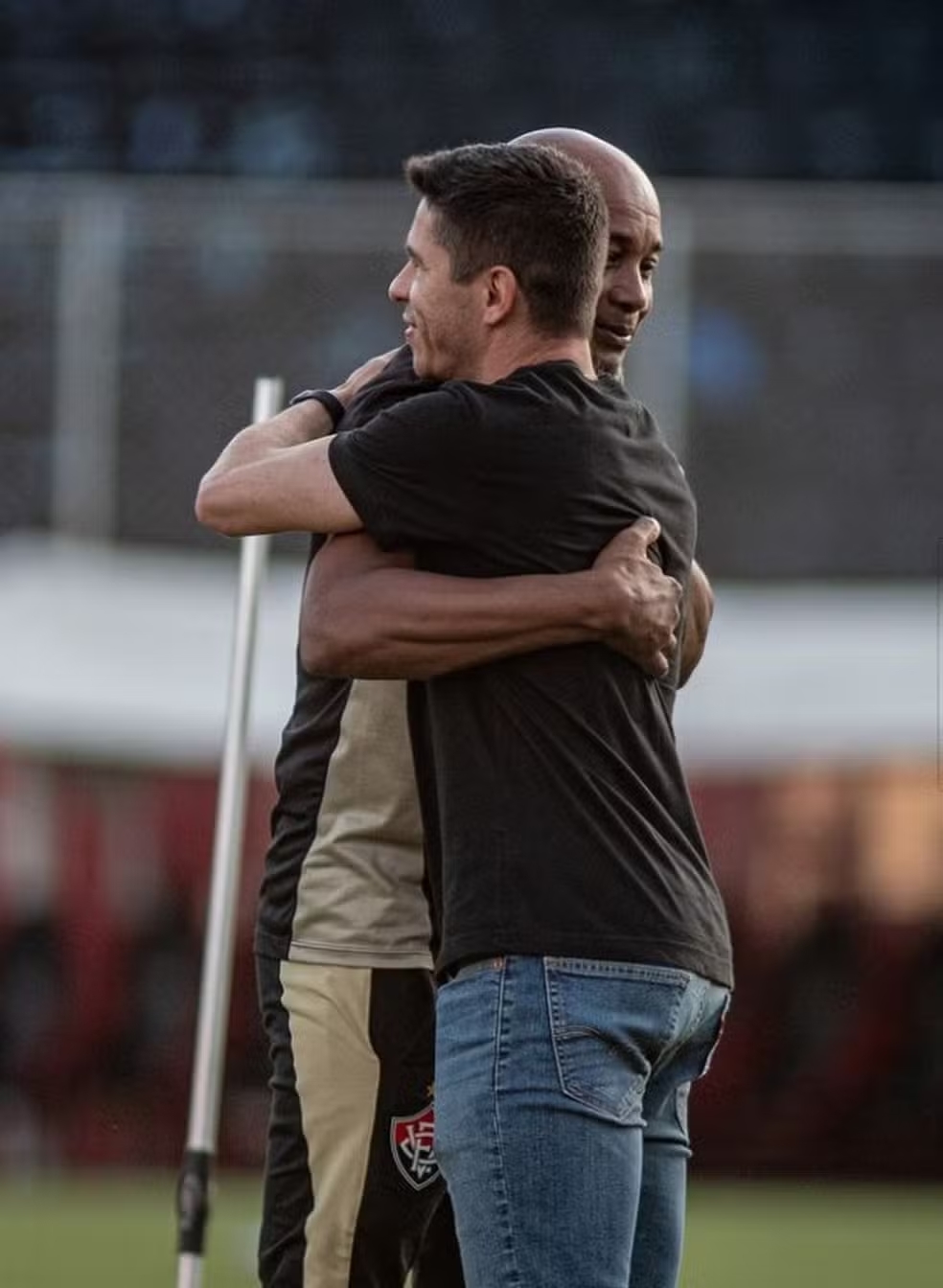 Osvaldo abraçando um funcionário do Leão