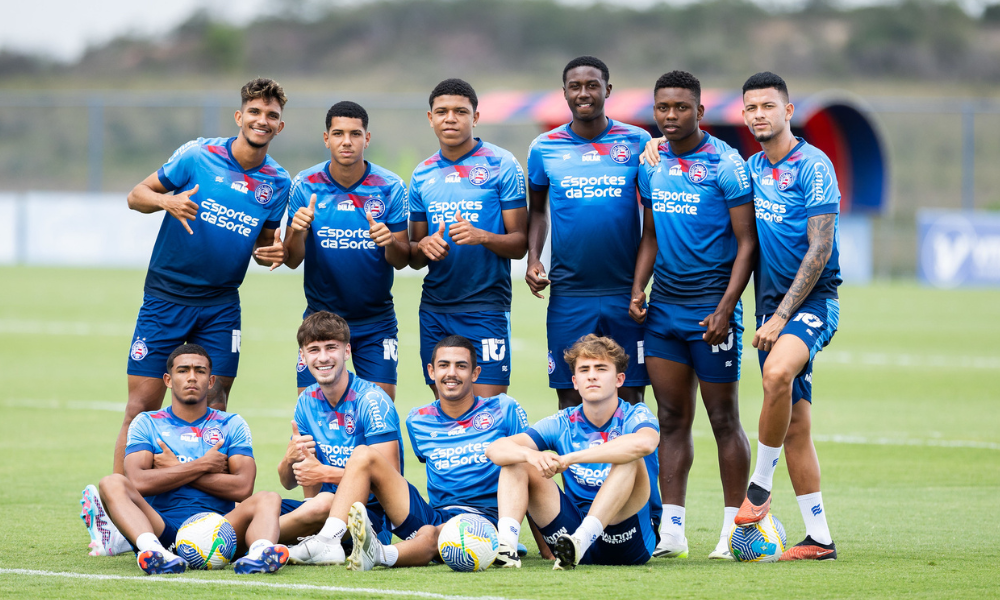 Atletas do sub-20 do Bahia no treino do time principal