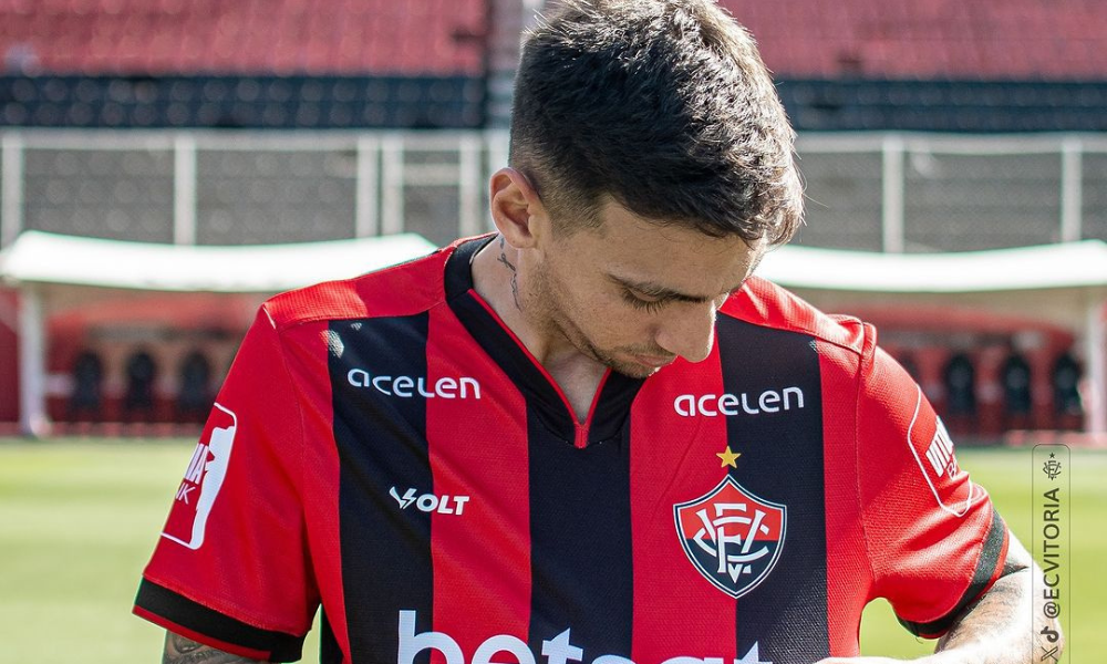 Gustavo Mosquito com a camisa do Vitória