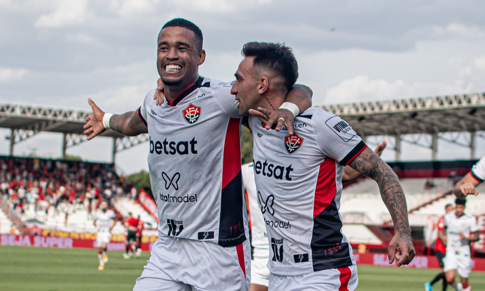 Alerrandro e Mosquito comemorando gol na vitória contra o Atlético-GO