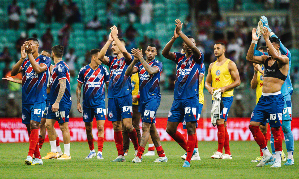 Time do Bahia após o triunfo contra o Atlético-MG