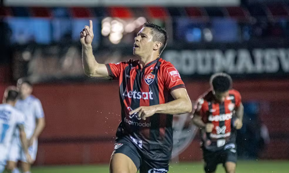 Osvaldo, em ação pelo Vitória no Barradão