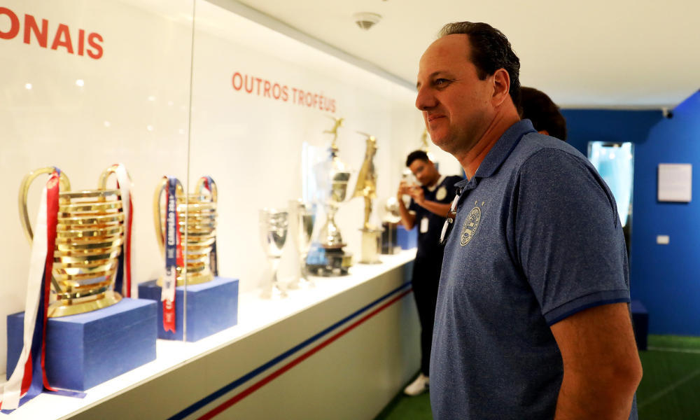 Ceni visitando o Museu do Bahia, quando foi anunciado pelo Esquadrão