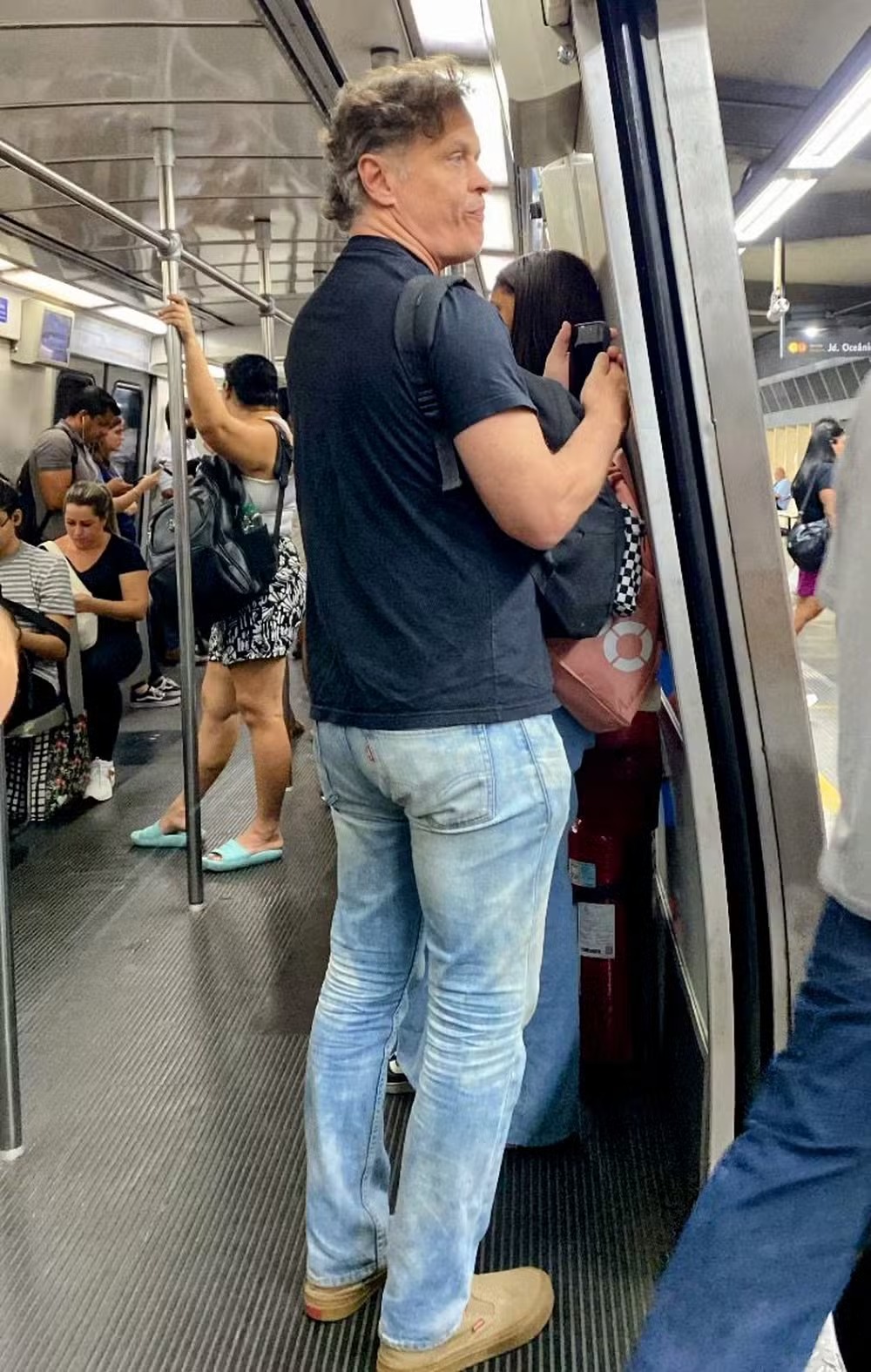 Guilherme Fontes no metrô do Rio de Janeiro — Foto: Daniel Delmiro/AgNews