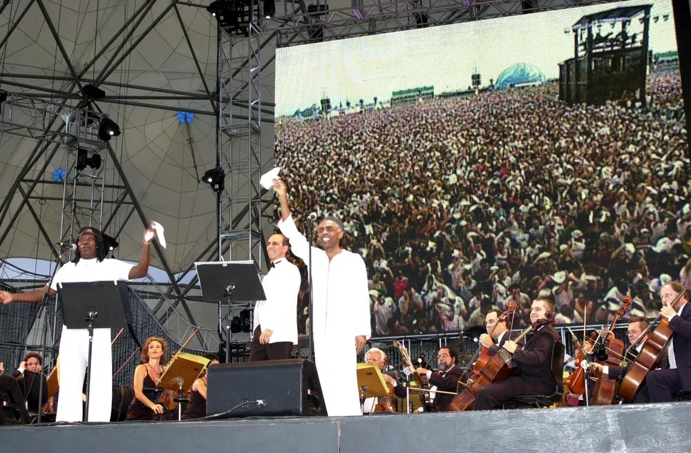 Milton Nascimento cantou com Gilberto Gil no Rock in RIo de 2001 — Foto: Divulgação