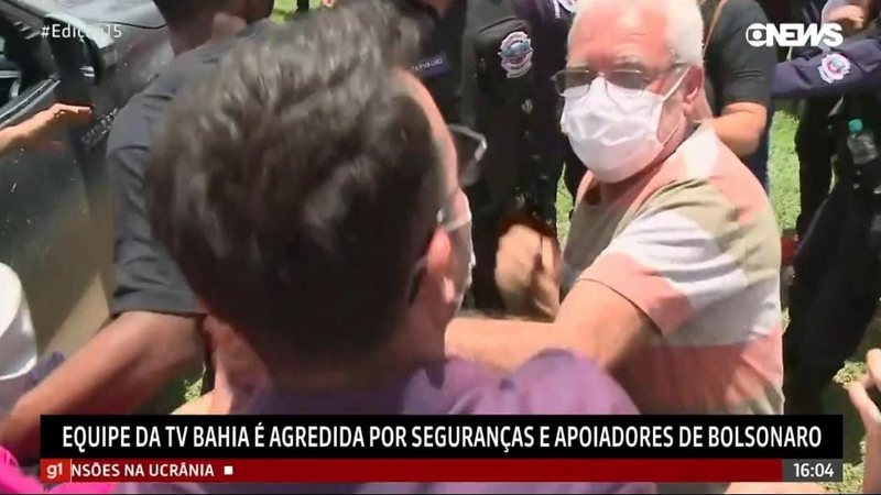 Secretário de Itamaraju puxa microfone de Camila Marinho