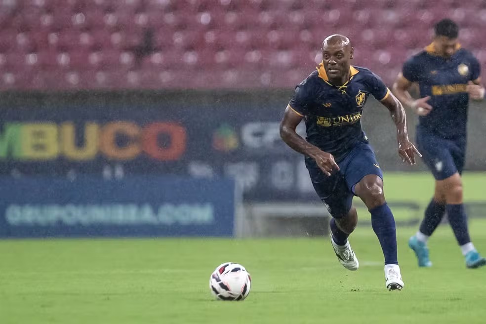 Vagner Love em ação pelo Retrô | Foto: Rafael VieiraAGIF