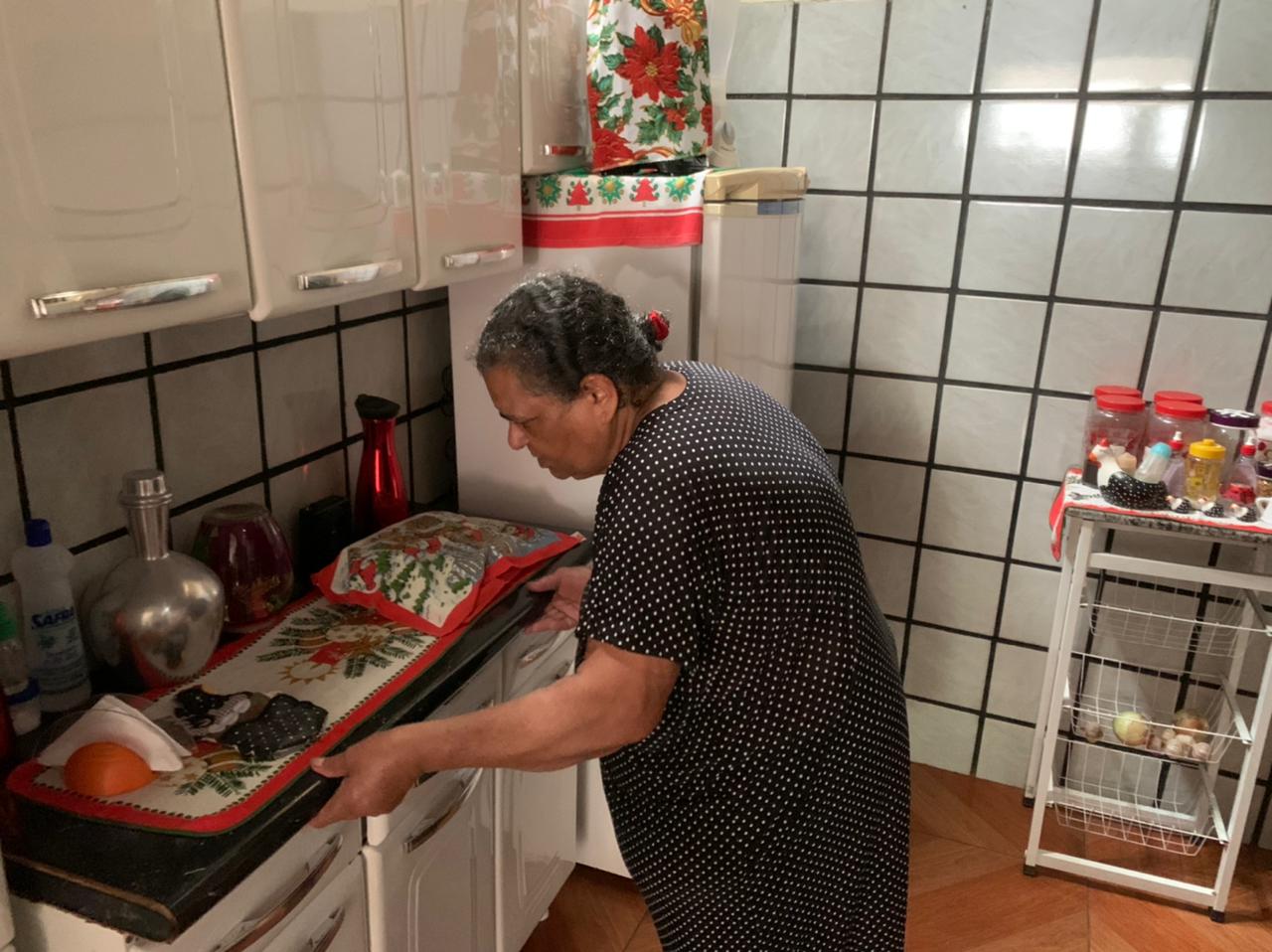 Dona Josete tenta ainda arrumar o que sobrou dos móveis