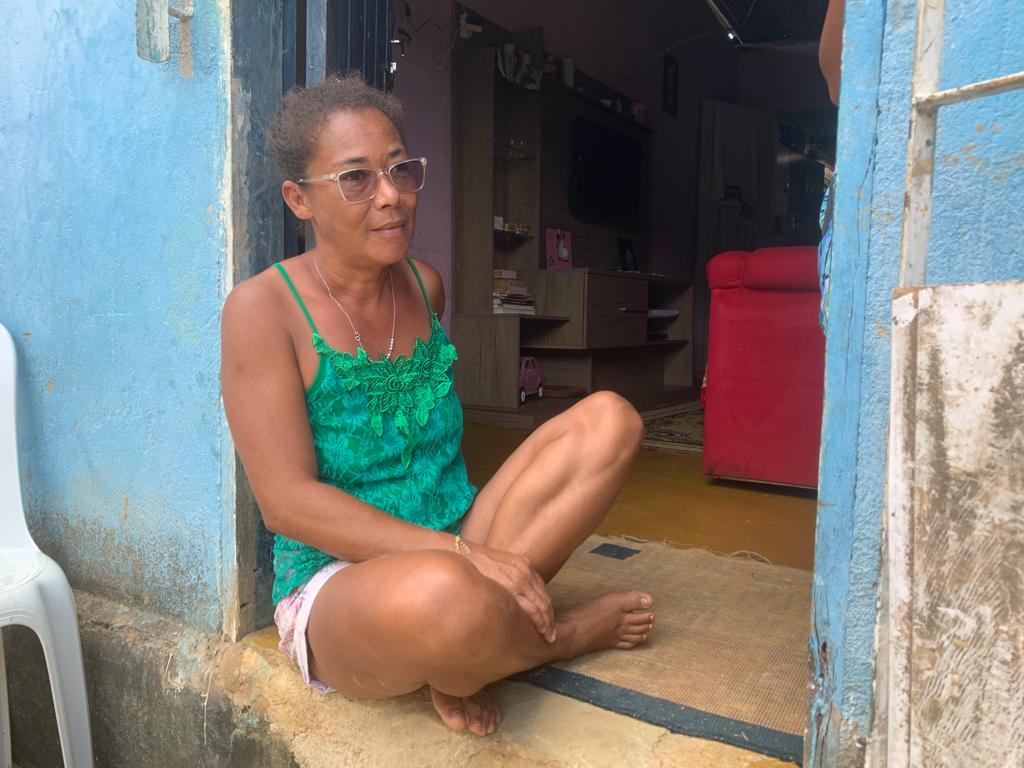 Dona Vanilce sentada na porta de casa