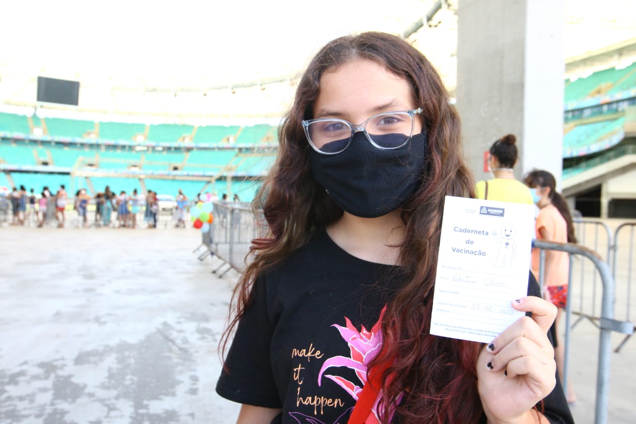 Valetina, de 11 anos, celebrou a aplicação da vacina