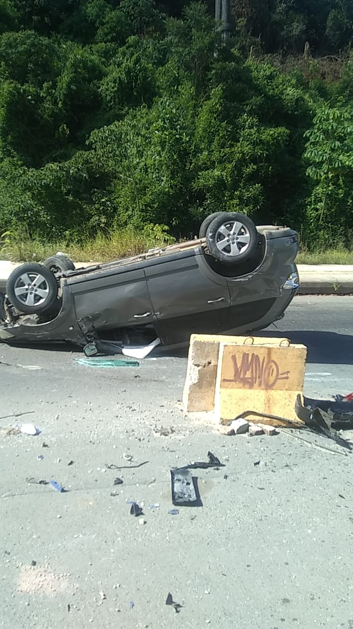 Carro capotou no sentido Estação Pirajá - Foto: Leitor BNews