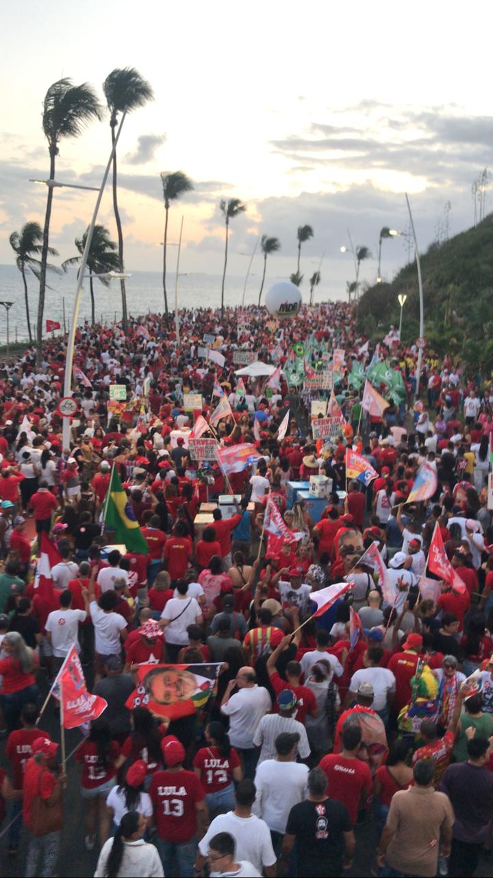 Lula em Salvador Multidão de militantes toma conta das ruas em Ondina