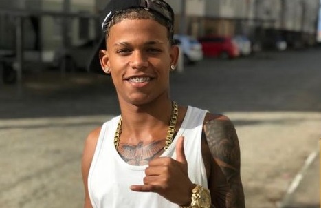 Jovem em um momento de descontração na rede social