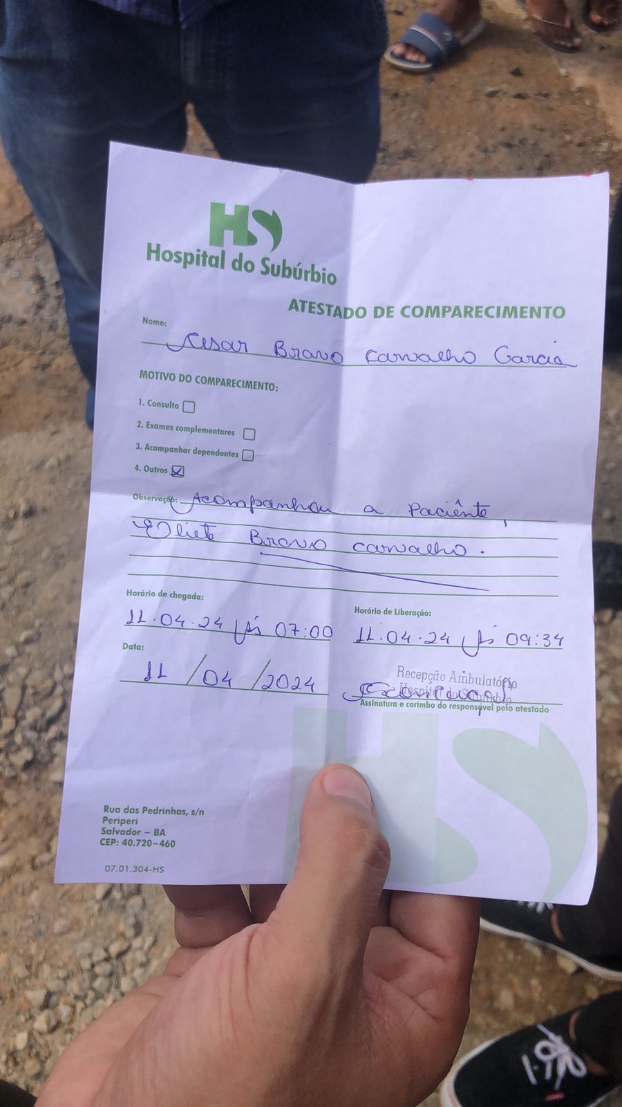 Atestado de comparecimento de irmão do homem que ficou preso em tubulação, comprovando que estava no hospital com sua mãe.